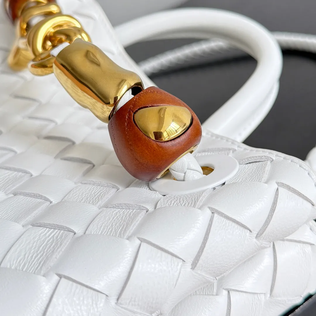 The new Andiamo batch of 3060 BV is shipped‼ ️The classic intercciato weaving process is used to create a soft bag, the metal knot is made of micro-cast aluminum using jewelry technology🪢, and the decorative beads are made of metal and hand-polished oak, allowing you to jump repeatedly between elegance and fun💃, making it unpredictable. Classic and versatile, it shows off your temperament, and the bag has a large capacity, making it very convenient for daily commuting! It has a variety of carrying methods, the shoulder straps can be adjusted by yourself, the original lambskin feels soft and delicate, and the unisex style breaks gender boundaries and brings a more practical and long-lasting use experience. The Andiamo, which has both elegant and casual styles, perfectly interprets the "fashionable old money style". Style number: 743568+wood hardware Color: white Size: 25*22*10.5cm